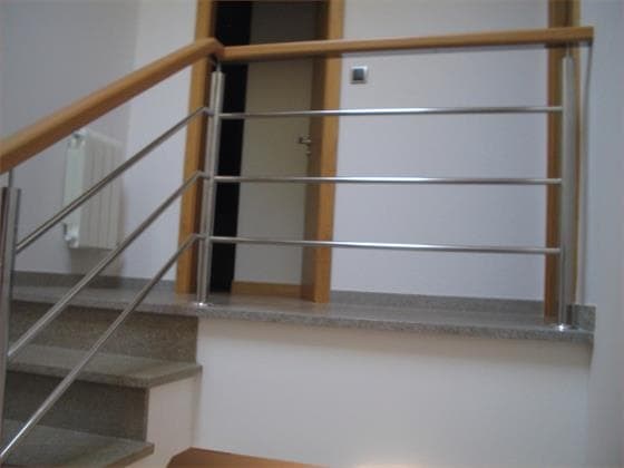 Escaleras y pasamanos (Trabajos en madera en Celcar Arcade en Pontevedra)
